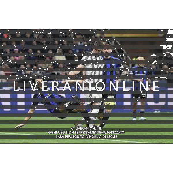 contrasto in area tra Matteo Darmian (Inter) e Dusan Vlahovic (Juventus) giudicato regolare dal VAR Inter vs Juventus Milano 19-03-2023 Stadio Giuseppe Meazza - San Siro Campionato Serie A TIM - 27a giornata foto Roberto Garavaglia/ag. Aldo Liverani sas/ AGENZIA ALDO LIVERANI SAS