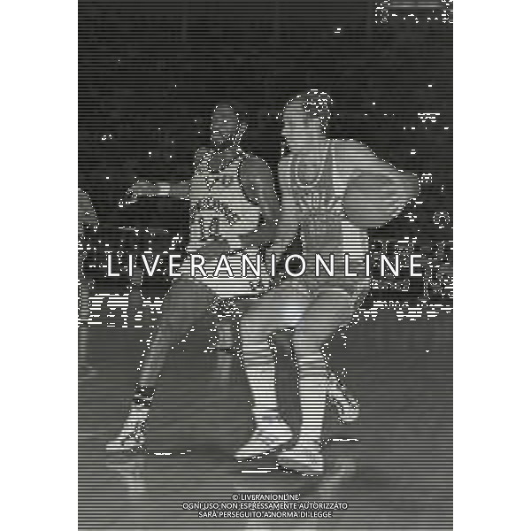 1980-1981 BOLOGNA -CAMPIONATO DI BASKET SERIE A1 SINUDYNE BOLOGNA-SCAVOLINI PESARO NELLA FOTO MIKE SILVESTER-JIM MC MILLIAN AG ALDO LIVERANI SAS