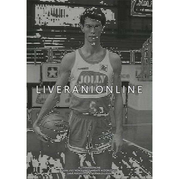 RETROSPETTIVA FAUSTO BARGNA BASKET NELLA FOTO FAUSTO BARGNA CON LA MAGLIA DELLA JOLLICOLOMBANI CANTU\' NELL\'ANNO 1984-1985 FOTO ENRICO LIVERANI-AG ALDO LIVERANI SAS