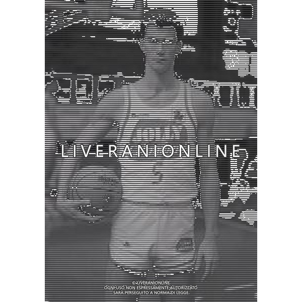 RETROSPETTIVA FAUSTO BARGNA BASKET NELLA FOTO FAUSTO BARGNA CON LA MAGLIA DELLA JOLLICOLOMBANI CANTU\' NELL\'ANNO 1984-1985 FOTO ENRICO LIVERANI-AG ALDO LIVERANI SAS