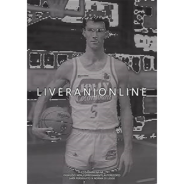 RETROSPETTIVA FAUSTO BARGNA BASKET NELLA FOTO FAUSTO BARGNA CON LA MAGLIA DELLA JOLLICOLOMBANI CANTU\' NELL\'ANNO 1984-1985 FOTO ENRICO LIVERANI-AG ALDO LIVERANI SAS