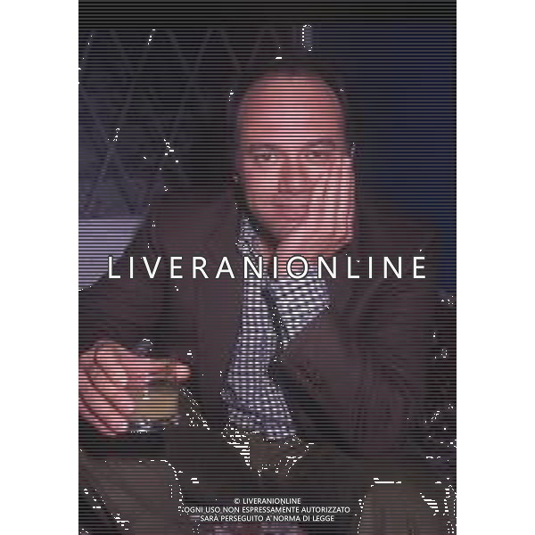 RETROSPETTIVA CARLO VERDONE ATTORE NELLA FOTO CARLO VERDONE NELL\'ANNO 1989 A MILANO TERRAZZA MARTINI ALLA PRESENTAZIONE DEL FILM“IL BAMBINO E IL POLIZIOTTO“ AG ALDO LIVERANI SAS 
