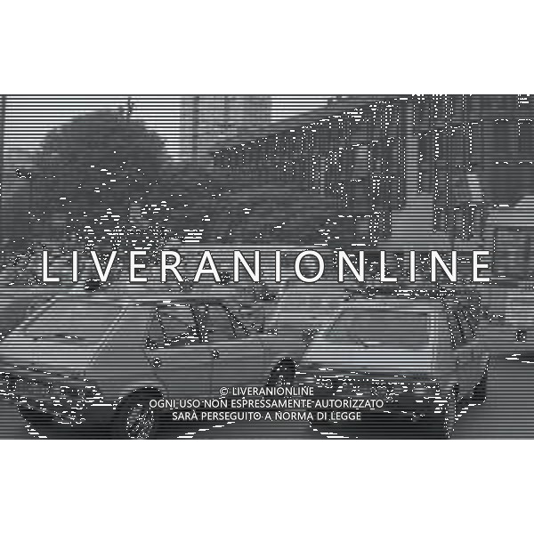 1982 MILANO FESTEGGIAMENTI DEI TIFOSI DEL\'ITALIA DOPO LA PARTITA BRASILE ITALIA VINTA 2-3 AI MONDIALI DI CALCIO SPAGNA 1982 NELLA FOTO I TIFOSI DELL\'ITALIA PER LE VIE DI MILANO AG ALDO LIVERANI SAS