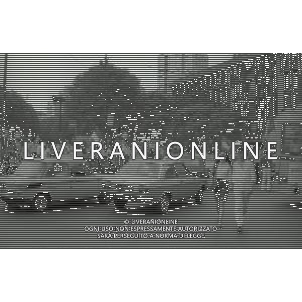 1982 MILANO FESTEGGIAMENTI DEI TIFOSI DEL\'ITALIA DOPO LA PARTITA BRASILE ITALIA VINTA 2-3 AI MONDIALI DI CALCIO SPAGNA 1982 NELLA FOTO I TIFOSI DELL\'ITALIA PER LE VIE DI MILANO AG ALDO LIVERANI SAS
