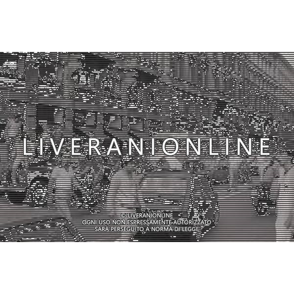 1982 MILANO FESTEGGIAMENTI DEI TIFOSI DEL\'ITALIA DOPO LA PARTITA BRASILE ITALIA VINTA 2-3 AI MONDIALI DI CALCIO SPAGNA 1982 NELLA FOTO I TIFOSI DELL\'ITALIA PER LE VIE DI MILANO AG ALDO LIVERANI SAS