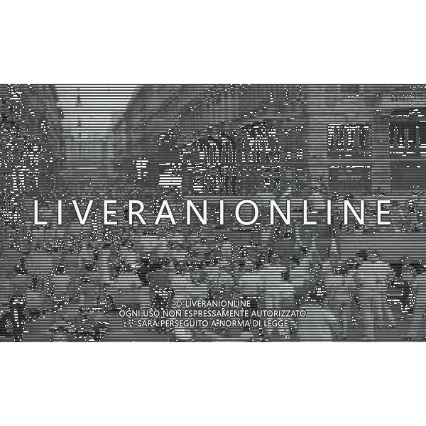 1982 MILANO FESTEGGIAMENTI DEI TIFOSI DEL\'ITALIA DOPO LA PARTITA BRASILE ITALIA VINTA 2-3 AI MONDIALI DI CALCIO SPAGNA 1982 NELLA FOTO I TIFOSI DELL\'ITALIA PER LE VIE DI MILANO AG ALDO LIVERANI SAS
