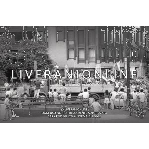 1982 MILANO FESTEGGIAMENTI DEI TIFOSI DEL\'ITALIA DOPO LA PARTITA BRASILE ITALIA VINTA 2-3 AI MONDIALI DI CALCIO SPAGNA 1982 NELLA FOTO I TIFOSI DELL\'ITALIA PER LE VIE DI MILANO AG ALDO LIVERANI SAS