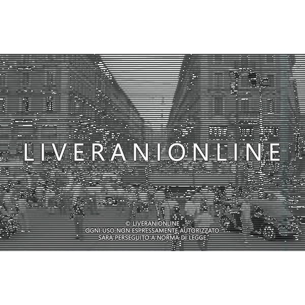 1982 MILANO FESTEGGIAMENTI DEI TIFOSI DEL\'ITALIA DOPO LA PARTITA BRASILE ITALIA VINTA 2-3 AI MONDIALI DI CALCIO SPAGNA 1982 NELLA FOTO I TIFOSI DELL\'ITALIA PER LE VIE DI MILANO AG ALDO LIVERANI SAS
