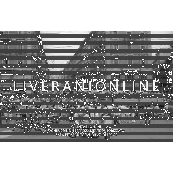 1982 MILANO FESTEGGIAMENTI DEI TIFOSI DEL\'ITALIA DOPO LA PARTITA BRASILE ITALIA VINTA 2-3 AI MONDIALI DI CALCIO SPAGNA 1982 NELLA FOTO I TIFOSI DELL\'ITALIA PER LE VIE DI MILANO AG ALDO LIVERANI SAS