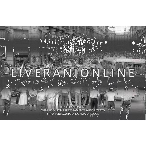 1982 MILANO FESTEGGIAMENTI DEI TIFOSI DEL\'ITALIA DOPO LA PARTITA BRASILE ITALIA VINTA 2-3 AI MONDIALI DI CALCIO SPAGNA 1982 NELLA FOTO I TIFOSI DELL\'ITALIA PER LE VIE DI MILANO AG ALDO LIVERANI SAS