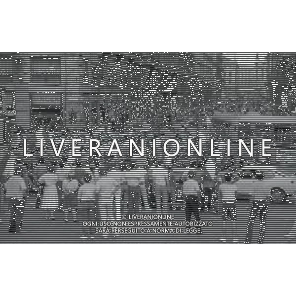 1982 MILANO FESTEGGIAMENTI DEI TIFOSI DEL\'ITALIA DOPO LA PARTITA BRASILE ITALIA VINTA 2-3 AI MONDIALI DI CALCIO SPAGNA 1982 NELLA FOTO I TIFOSI DELL\'ITALIA PER LE VIE DI MILANO AG ALDO LIVERANI SAS