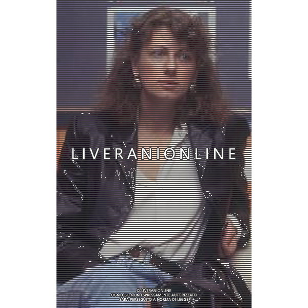 RETROSPETTIVA ANGELA FINOCCHIARO ATTRICE NELLA FOTO ANGELA FINOCCHIARO SUL SET DEL FILM “VOLERE VOLARE “ NELL\'ANNO 1990 AG ALDO LIVERANI SAS 