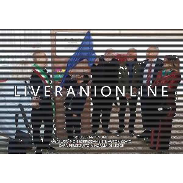 IMOLA 23 03 2023 INAUGURAZIONE DELLA BIBLIOTECA DELL\'IC5 SANTE ZENNARO E ALLA VITTIMA PIU\' PICCOLA DELLA STRAGE 2 AGOSTO ANGELA FRESU NELLA FOTO SCOPRIMENTO DELLA TARGA CON VISE SINDACO FABRIZIO CASTELLARI VESCOVO GIOVANNI MOSCIATTI ADELE D\'ANGELO PRESIDE SCUOLA SANTE ZENNARO FOTO GIANNI SANNA-AG ALDO LIVERANI SAS
