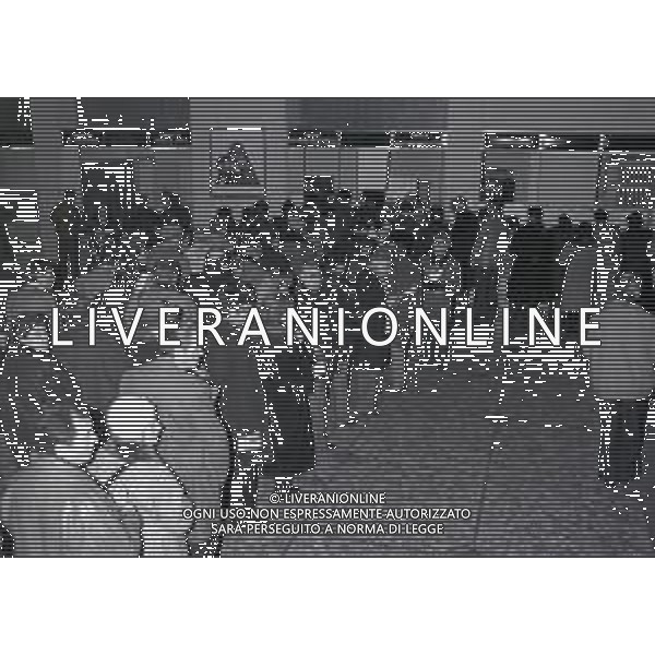 1987 MILANO PALAZZO ACI PAGAMENTO BOLLO AUTOMOBILE NELLA FOTO I MILANESI IN CODA PER IL PAGAMENTO DEL BOLLO DELL\'AUTOMOBILE AG ALDO LIVERANI SAS