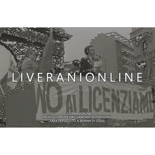 1978 MILANO PIAZZA MEDAGLIE D\'ORO MANIFESTAZIONE FLM CONTRO I LICENZIAMENTI NELLA FOTO I MANIFESTANTI AG ALDO LIVERANI SAS