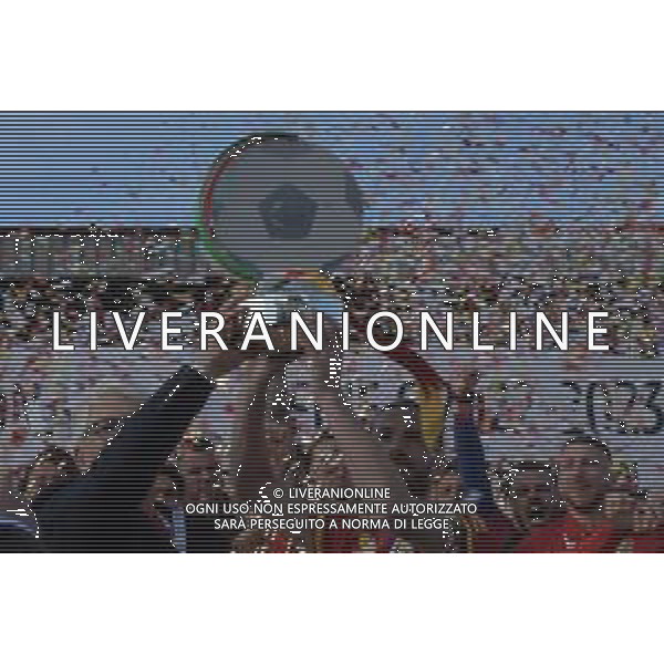 Stadio Nicola Ceravolo, Catanzaro Lega Pro 2022-2023 Catanzaro-Pescara In foto: Noto e Martinelli alzano al cielo la Coppa - premiazione promozione in serie B ©Andrea Rosito / AGENZIA ALDO LIVERANI SAS