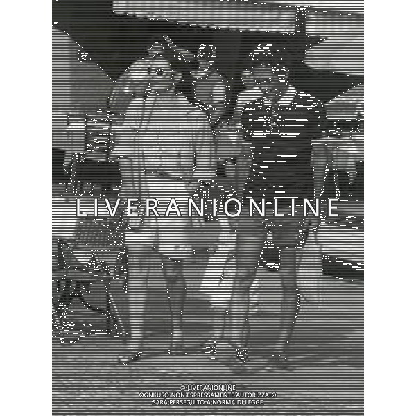RETROSPETTIVA GIORGIO FALK INDUSTRIALE NELLA FOTO GIORGIO FALK A PORTOFINO CON ROSANNA SCHIAFFINO NELL\'ANNO 1983  AG ALDO LIVERANI SAS  