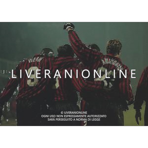 02-12-1999 BERGAMO ANDATA DI OTTAVI DI FINALE DI COPPA ITALIA ATALANTA-MILAN 3-2 NELLA FOTO ABBRACCI GIOCATORI MILAN DOPO IL GOAL AG ALDO LIVERANI SAS