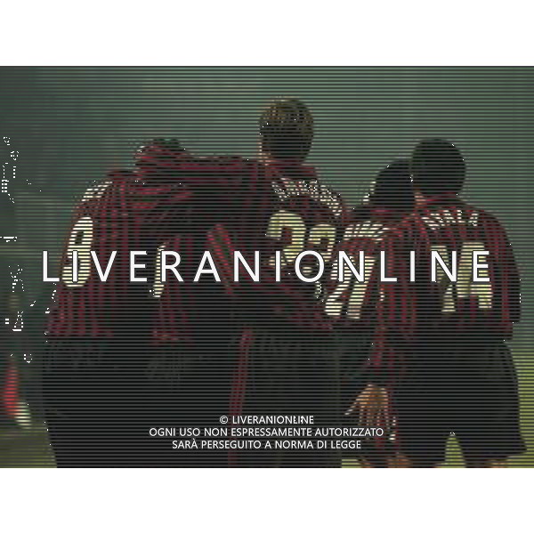 02-12-1999 BERGAMO ANDATA DI OTTAVI DI FINALE DI COPPA ITALIA ATALANTA-MILAN 3-2 NELLA FOTO ABBRACCI GIOCATORI MILAN DOPO IL GOAL AG ALDO LIVERANI SAS