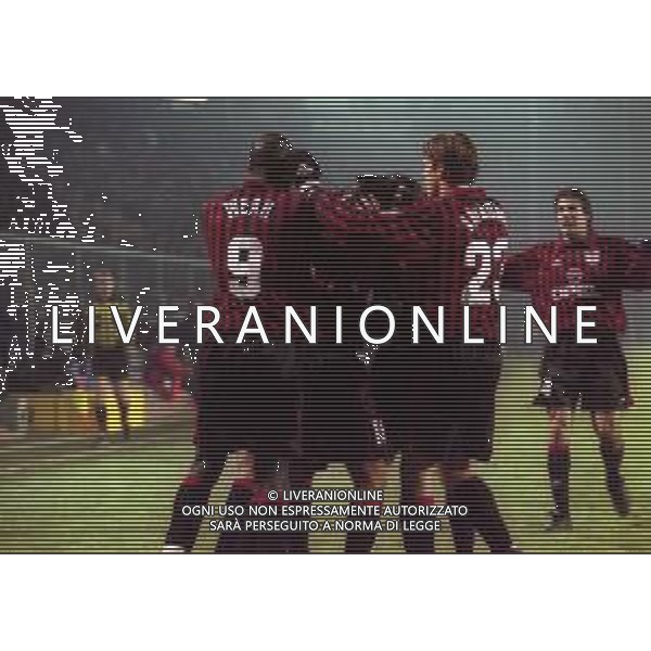 02-12-1999 BERGAMO ANDATA DI OTTAVI DI FINALE DI COPPA ITALIA ATALANTA-MILAN 3-2 NELLA FOTO ABBRACCI GIOCATORI MILAN DOPO IL GOAL AG ALDO LIVERANI SAS