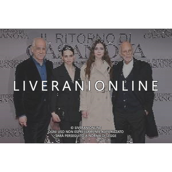 TVRG Photocall Il Ritorno di Casanova nella foto da SX Toni Servillo, Sara Serraiocco, Bianca Panconi e Gabriele Salvatores Milano 28-03-2023 Photocall in occasione della premiere del film Il Ritorno di Casanova foto Roberto Garavaglia/ag. Aldo Liverani sas/ AGENZIA ALDO LIVERANI SAS
