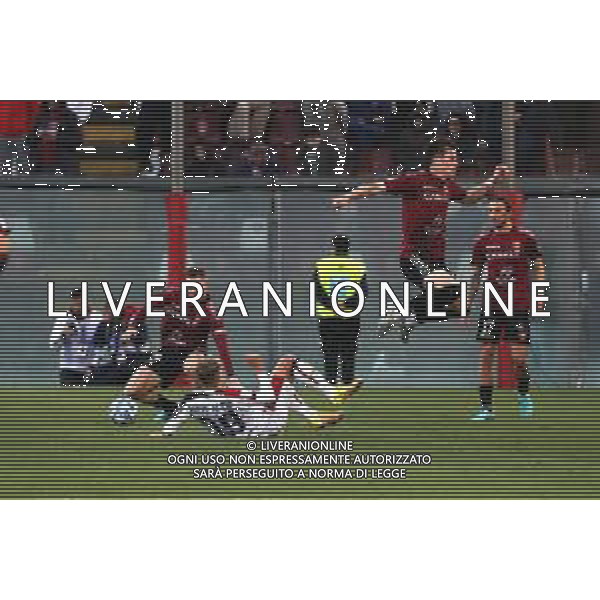 18.03..2023 REGGIO CALABRIA STADIO ORESTE GRANILLO. CAMPIONATO NAZIONALE SERIE B REGGINA VS CAGLIARI IN FOTO CONTRASTO FRA CHRISTOS KOURFALIDIS CAGLIARI E GIOVANNI FABBIAN REGGINA ©PASQUALE GARREFFA / AGENZIA ALDO LIVERANI SAS