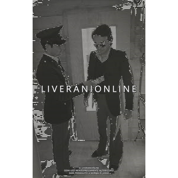 1975 -CATANZARO PROCESSO IN CORTE D\'ASSISE IN APPELLO A FRANCO FREDA E GIOVANNI VENTURA PER LA STRAGE DI PIAZZA FONTANA A MILANO NELLA FOTO METAL DETECTOR ALL\'INTERNO DEL TRINUNALE PER I CONTROLLI AG ALDO LIVERANI SAS