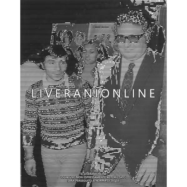 RETROSPETTIVA ALFIO CANTARELLA BATTERISTA DEL GRUPPO MUSICALE \'EQUIPE 84\' NELLA FOTO A MILANO NEL 1973 CON LA FIDANZATA ©Archivio Giovanni Liverani / AGENZIA ALDO LIVERANI SAS