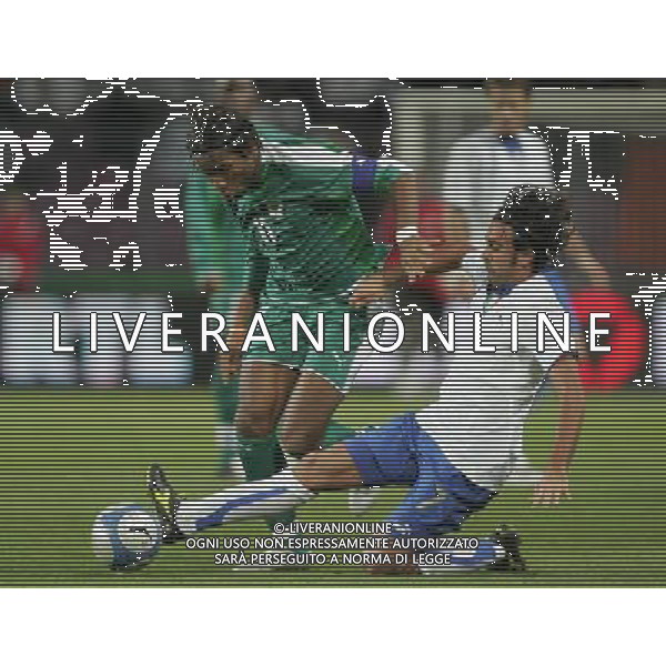 Ginevra 16/11/2005 Italia - Costa d\'Avorio amichevole nazionale nella foto Didier Drogba e Barone Simone ph andry/agenzia aldo liverani