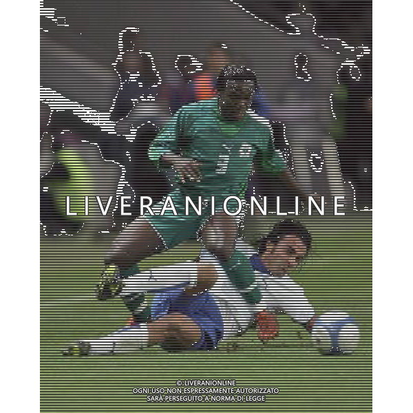 Ginevra 16/11/2005 Italia - Costa d\'Avorio amichevole nazionale nella foto simone barone e boka ph luzzani/agenzia aldo liverani