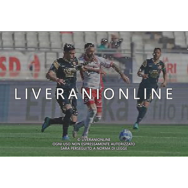 Alin Tosca (Benevento Calcio) and Mirco Antenucci (SSC Bari) during the Italian soccer Serie B match SSC Bari vs Benevento Calcio on April 1, 2023 at the San Nicola stadium in Bari, Italy. Photo by Emmanuele Mastrodonato/ag. Aldo Liverani sas / AGENZIA ALDO LIVERANI SAS