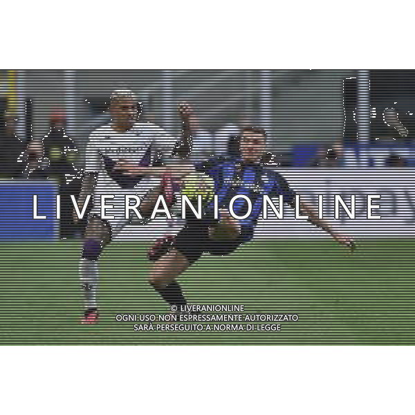 Domilson Cordeiro dos Santos Dodo\' (Fiorentina) e Robin Gosens (Inter) Inter vs Fiorentina Milano 01-04-2023 Stadio Giuseppe Meazza - San Siro Campionato Serie A TIM - 28a giornata foto Roberto Garavaglia/ag. Aldo Liverani sas / AGENZIA ALDO LIVERANI SAS