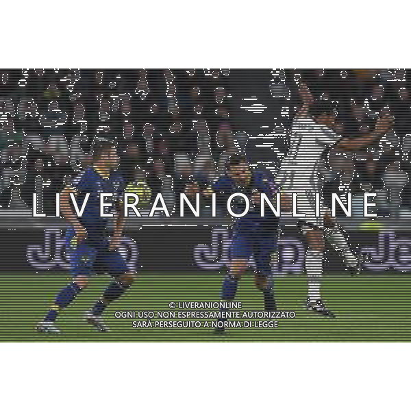 TVMV-Torino 01.04.2023 Allianz Stadium ©Manuela Viganti/Agenzia Aldo Liverani Juventus vs Hellas Verona Campionato Calcio Serie A TIM 2022/2023 28a giornata Nella foto: juan cuadrado e federico ceccherini ©VIGANTI / AGENZIA ALDO LIVERANI SAS