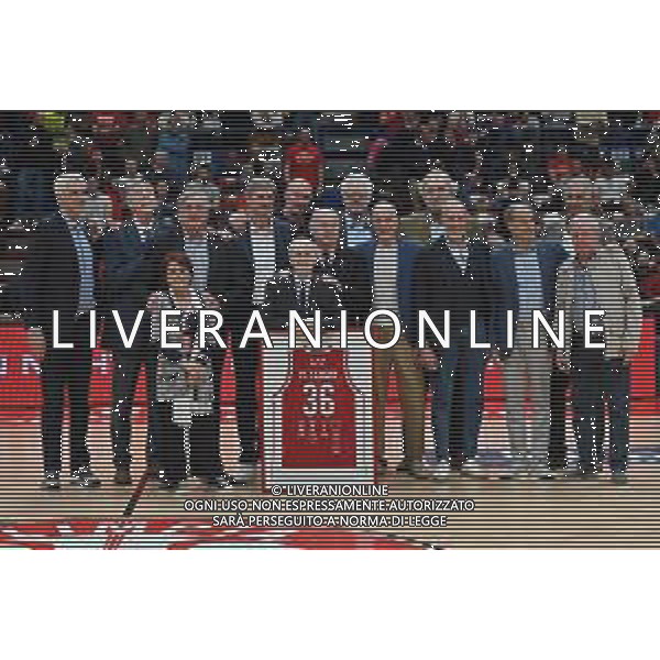 © TVRG Dan Peterson con la moglie Laura e i suoi giocatori durante l\'omaggio dell\'Olimpia Milano EA7 Emporio Armani Milano vs Umana Reyer Venezia Assago (MI) 02-04-2023 Mediolanum Forum Campionato Serie A UnipolSai - 24a giornata foto Roberto Garavaglia/ag. Aldo Liverani sas/ AGENZIA ALDO LIVERANI SAS