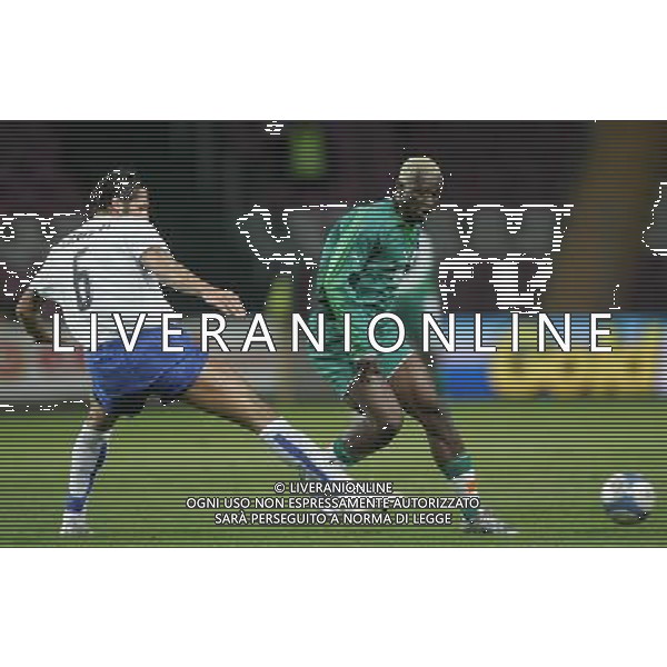 Ginevra 15 novembre 2005 Italia - Costa D\'Avorio amichevole nella foto: Kone Arouna e Materazzi Marco foto Andry / Ag. Aldo Liverani