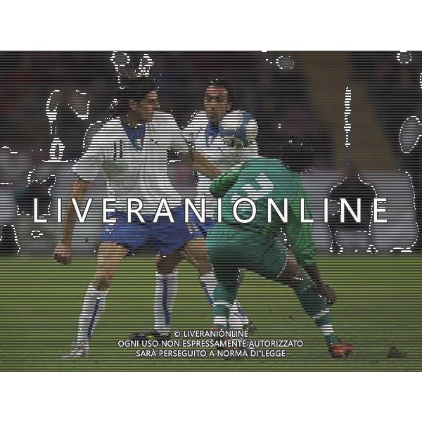 Ginevra (CH) 15-11-2005 amichevole nazionale italiana calcio italia-costa d\' avorio 1:1 nella foto iaquinta vincenzo e boka arthur ph marco luzzani /ag aldo liverani s.a.s.