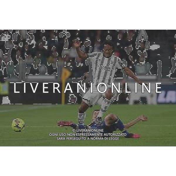 TVMV-Torino 01.04.2023 Allianz Stadium ©Manuela Viganti/Agenzia Aldo Liverani Juventus vs Hellas Verona Campionato Calcio Serie A TIM 2022/2023 28a giornata Nella foto: juan cuadrado e federico ceccherini ©VIGANTI / AGENZIA ALDO LIVERANI SAS