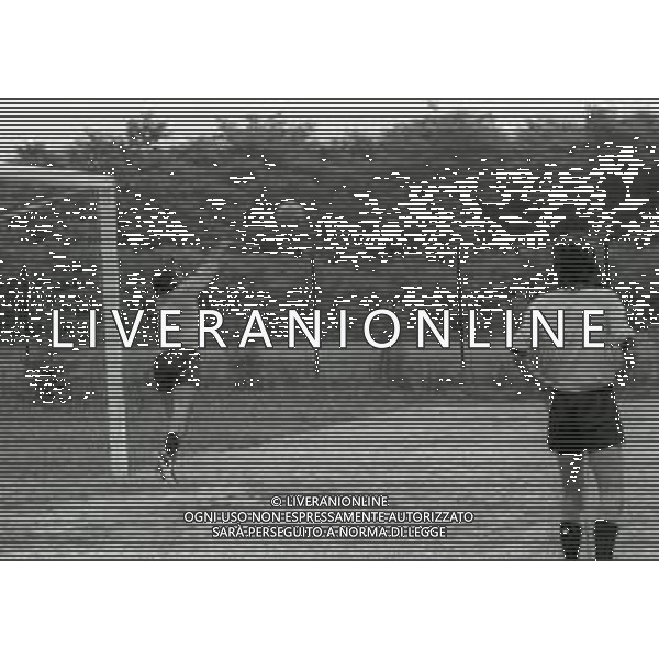 RETROSPETTIVA ALBERTO LUPO ATTORE NELLA FOTO ALBERTO LUPO CON MINO REITANO NELL\'ANNO 1972 AD AGRATE BRIANZA PER UNA PARTITA AMICHEVOLE AG ALDO LIVERANI SAS 