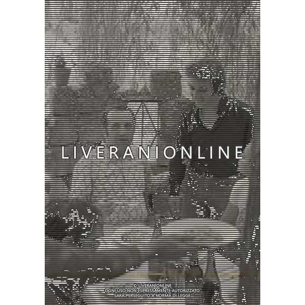 RETROSPETTIVA ALBERTO LUPO ATTORE NELLA FOTO ALBERTO LUPO CON MINO REITANO NELL\'ANNO 1972 AD AGRATE BRIANZA PER UNA PARTITA AMICHEVOLE AG ALDO LIVERANI SAS 
