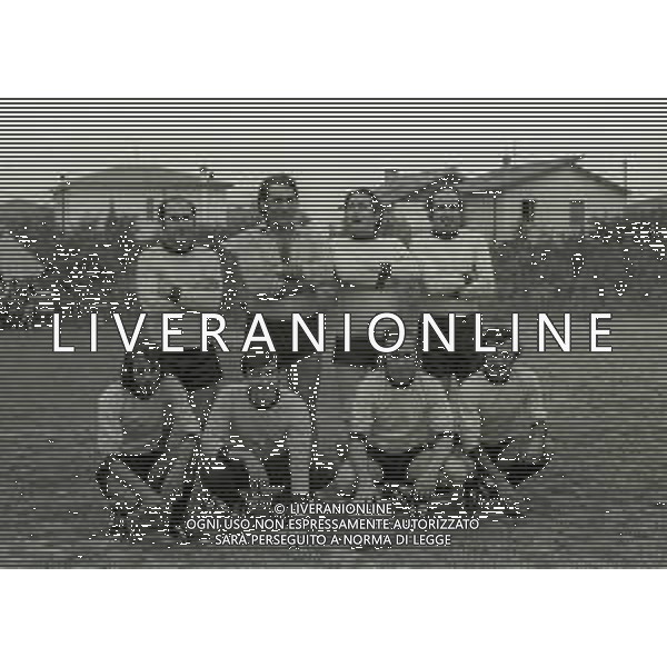 RETROSPETTIVA ALBERTO LUPO ATTORE NELLA FOTO ALBERTO LUPO CON MINO REITANO NELL\'ANNO 1972 AD AGRATE BRIANZA PER UNA PARTITA AMICHEVOLE AG ALDO LIVERANI SAS 