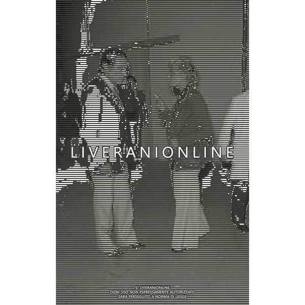 RETROSPETTIVA ALBERTO LUPO ATTORE NELLA FOTO ALBERTO LUPO CON LA MOGLIE LYLA ROCCO NELL\'ANNO 1977 A ROMA AG ALDO LIVERANI SAS
