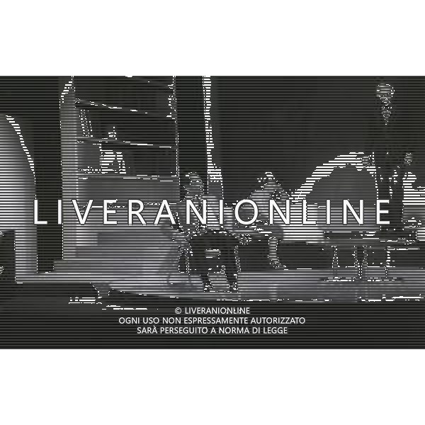 RETROSPETTIVA ALBERTO LUPO ATTORE NELLA FOTO ALBERTO LUPO NELL\'ANNO 1977 A MILANO TEATRO SAN BABILA NELLA COMMEDIA“CHI HA PAURA DI VIRGINIA WOLFF“ AG ALDO LIVERANI SAS  