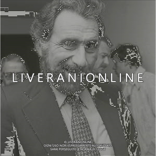 RETROSPETTIVA ALBERTO LUPO ATTORE NELLA FOTO ALBERTO LUPO NELL\'ANNO 1979 A REGGIO EMILIA ALLA DISCOTECA MARABU AL “10 PREMIO INTERNAZIONALE DEL PAROLIERE“ AG ALDO LIVERANI SAS 
