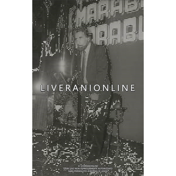 RETROSPETTIVA ALBERTO LUPO ATTORE NELLA FOTO ALBERTO LUPO NELL\'ANNO 1979 A REGGIO EMILIA ALLA DISCOTECA MARABU AL “10 PREMIO INTERNAZIONALE DEL PAROLIERE“ AG ALDO LIVERANI SAS 