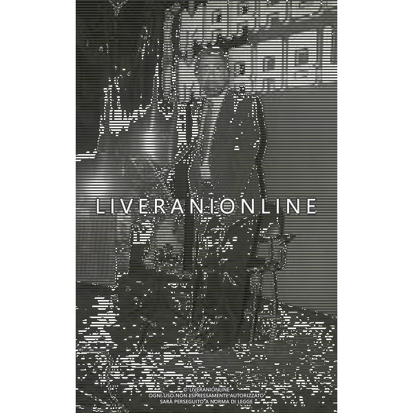 RETROSPETTIVA ALBERTO LUPO ATTORE NELLA FOTO ALBERTO LUPO NELL\'ANNO 1979 A REGGIO EMILIA ALLA DISCOTECA MARABU AL “10 PREMIO INTERNAZIONALE DEL PAROLIERE“ AG ALDO LIVERANI SAS 