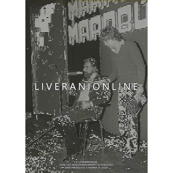 RETROSPETTIVA ALBERTO LUPO ATTORE NELLA FOTO ALBERTO LUPO CON CLAUDIO LIPPI NELL\'ANNO 1979 A REGGIO EMILIA ALLA DISCOTECA MARABU AL “10 PREMIO INTERNAZIONALE DEL PAROLIERE“ AG ALDO LIVERANI SAS 