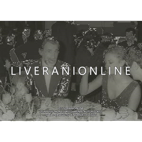 RETROSPETTIVA ALBERTO LUPO ATTORE NELLA FOTO ALBERTO LUPO CON LA MOGLIE LYLA ROCCO NELL\'ANNO 1980 A MILANO PER LA FESTA DEGLI 80 ANNI DEL SETTIMANALE “LA DOMENICA DEL CORRIERE “ AG ALDO LIVERANI SAS 