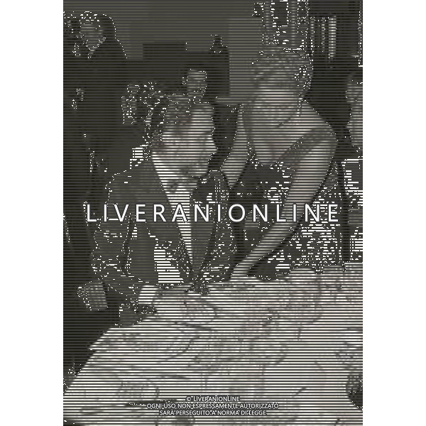 RETROSPETTIVA ALBERTO LUPO ATTORE NELLA FOTO ALBERTO LUPO CON LA MOGLIE LYLA ROCCO NELL\'ANNO 1980 A MILANO PER LA FESTA DEGLI 80 ANNI DEL SETTIMANALE “LA DOMENICA DEL CORRIERE “ AG ALDO LIVERANI SAS 
