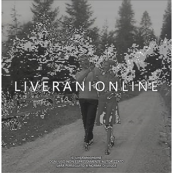 RETROSPETTIVA ALBERTO LUPO ATTORE NELLA FOTO ALBERTO LUPO NELL\'ANNO 1964 A CORTINA D\'AMPEZZO CON LA MOGLIE LYLA ROCCO AG ALDO LIVERANI SAS 