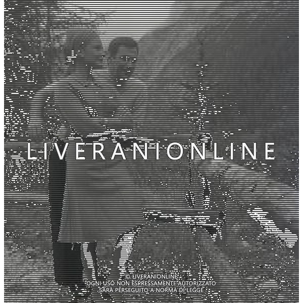 RETROSPETTIVA ALBERTO LUPO ATTORE NELLA FOTO ALBERTO LUPO NELL\'ANNO 1964 A CORTINA D\'AMPEZZO CON LA MOGLIE LYLA ROCCO AG ALDO LIVERANI SAS 